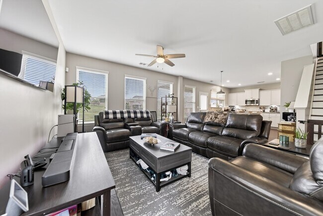 Building Photo - 404 Black Thorn Ln