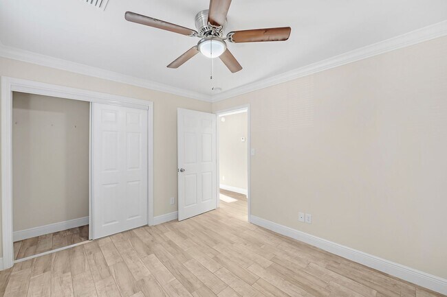 Building Photo - Crown Moulding********* Renovated 3 Bedroom 2 Bath********* Granite Countertops