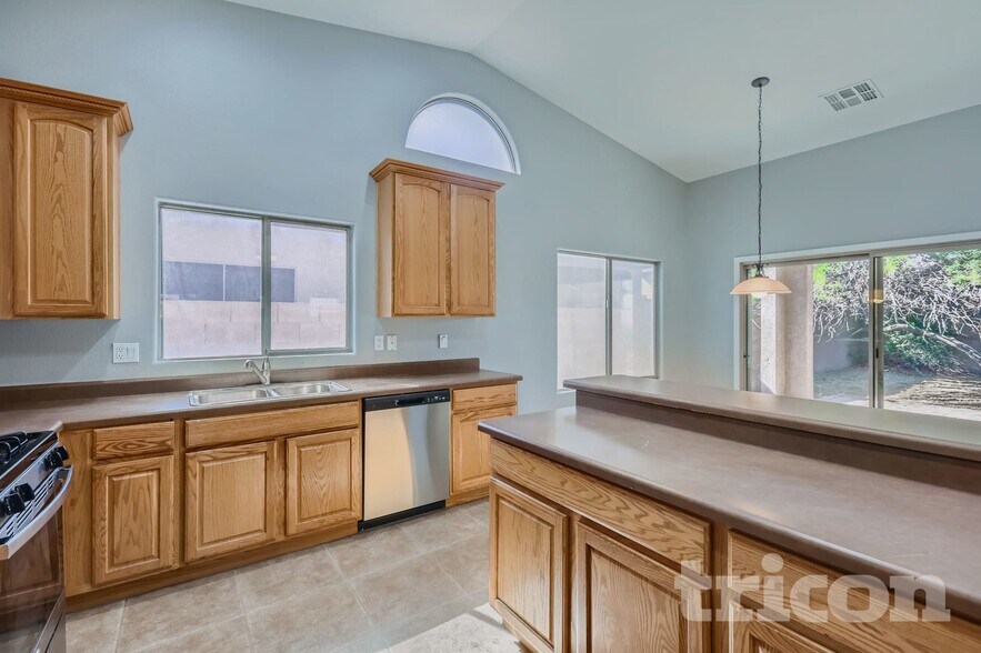 Building Photo - 44196 Vineyard St