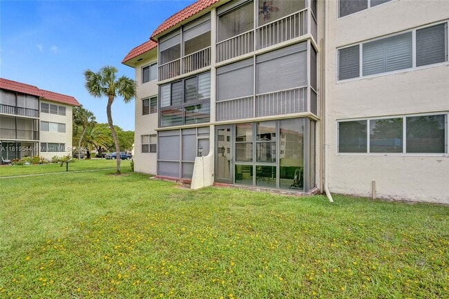 Building Photo - 9410 N Hollybrook Lake Dr