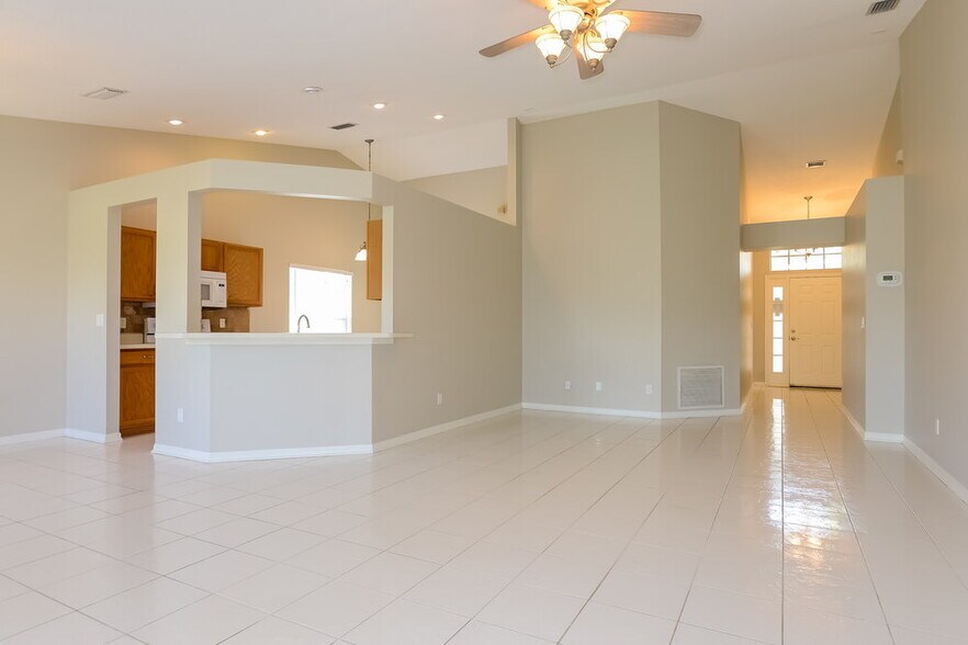 Building Photo - 4505 Sanibel Way