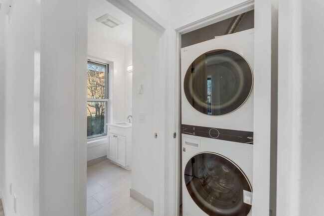 Building Photo - 306 Varick St