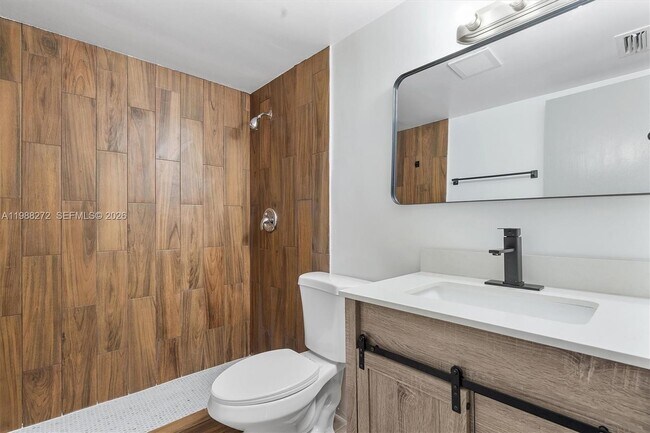 Building Photo - 1715 N 16th Ave