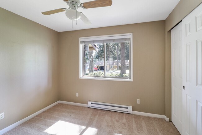 Building Photo - 3 Bed 2 Bath - Groups Per Approval - Dog Friendly - Fenced Yard