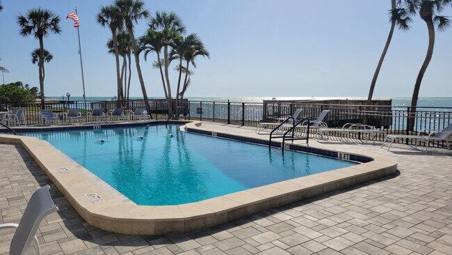 Building Photo - PENDING LEASE-Annual turnkey furnished  2/...