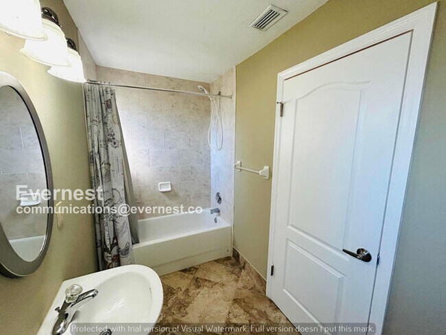 Building Photo - 6 Bed/4 Bath Home with Garage / Pet-Friendly / Available Now!