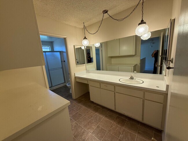 Building Photo - Bright and Airy 2 Story 2 BR/1.5BA townhom...