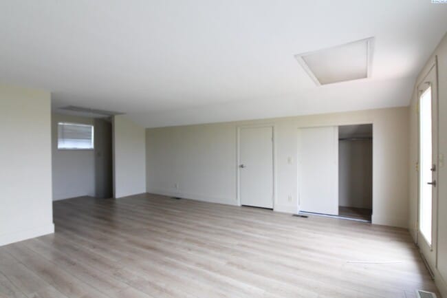 Building Photo - 3 bed, 2 bath attached House on Pasco River