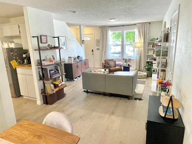 Building Photo - Boise Neighborhood 2-Story with Hardwood F...
