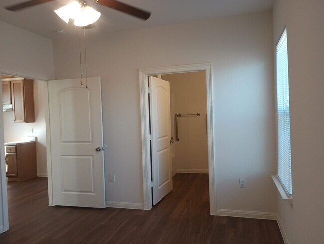 Building Photo - Cozy 2 bed / 1 bath - Move in Ready!