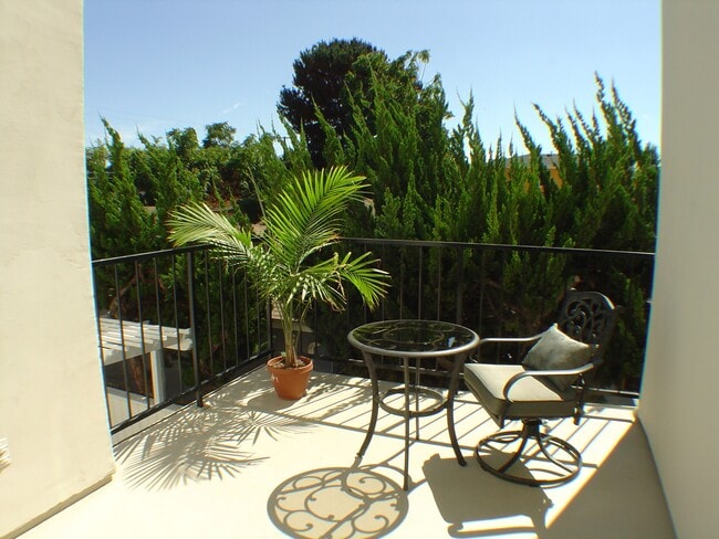 Building Photo - 18500 Kingsdale Ave