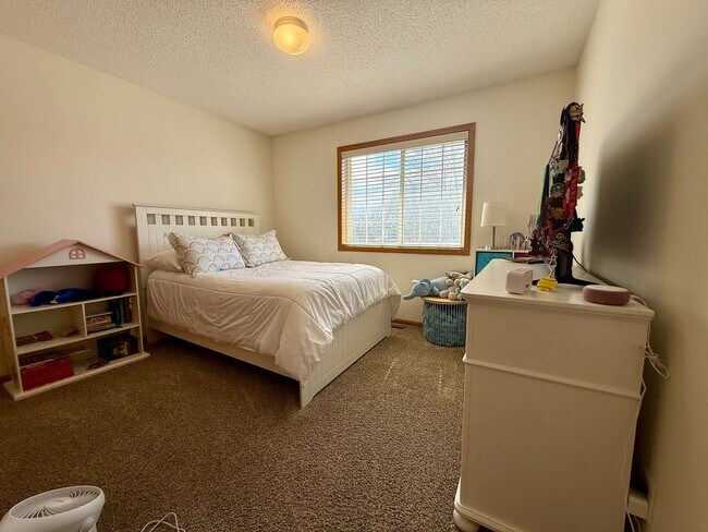 Building Photo - Lovely 3BR/3BA Otsego End Unit Townhome Available June!