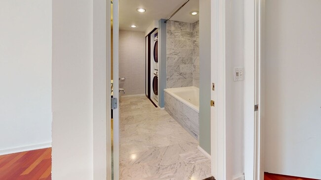 Building Photo - Bright & Sunny Two Bedroom/Two Bathroom W/...