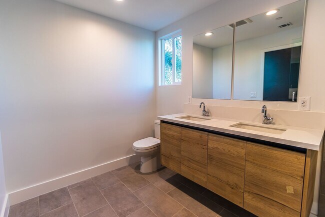 Building Photo - 5020 Pickford St