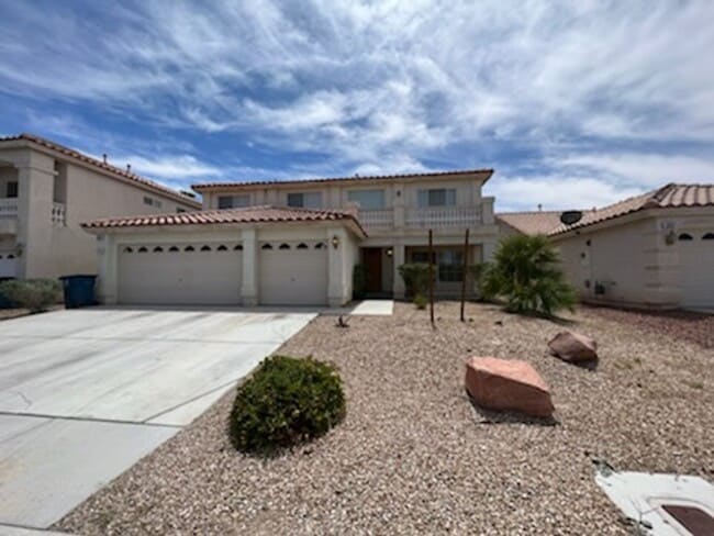 Building Photo - LARGE Spacious 5 Bedroom Single Family Home!!