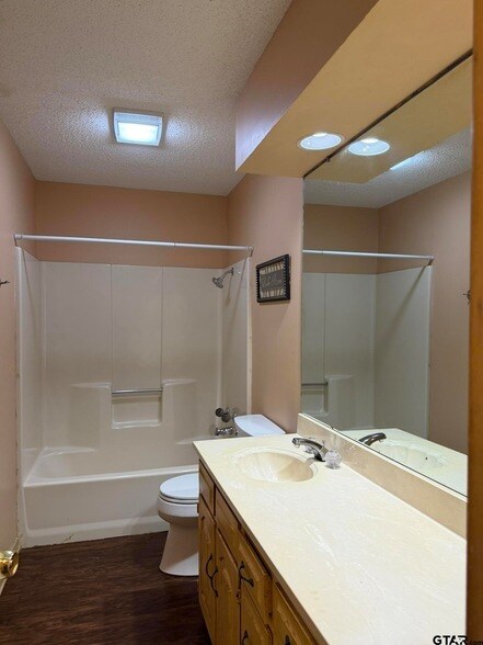 Building Photo - 2304 Deanna Ave