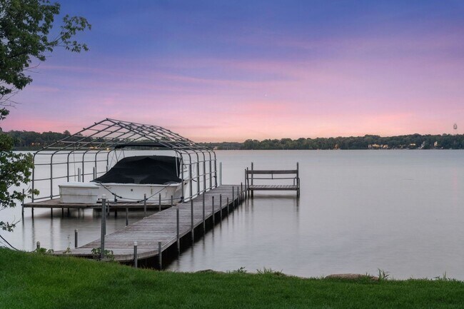 Building Photo - Minnetonka Lakeshore