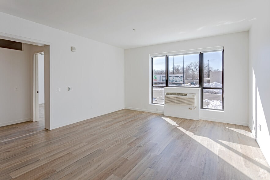 2BR, 1BA - 873 SF - 3725 Stinson