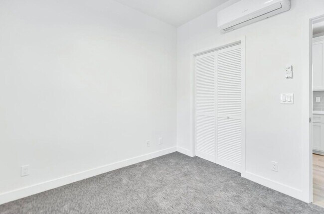 Building Photo - 2 bedroom / 1 bath | Midtown Duplex Available Now