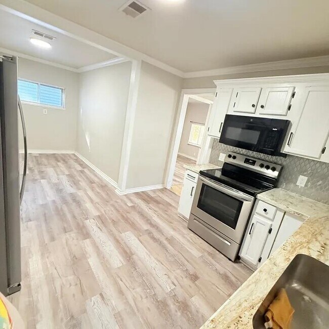 Building Photo - 4004 SE 25th St