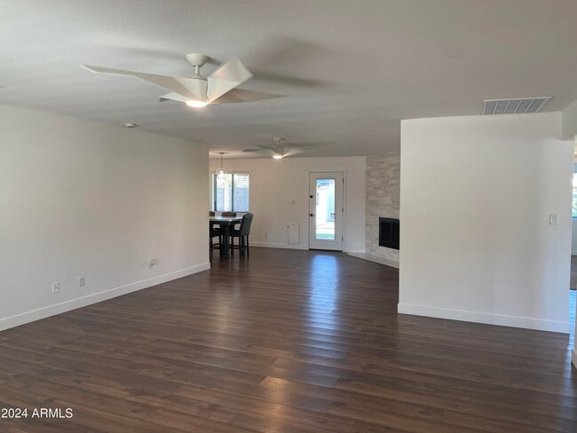 Building Photo - 4322 W Sandra Cir