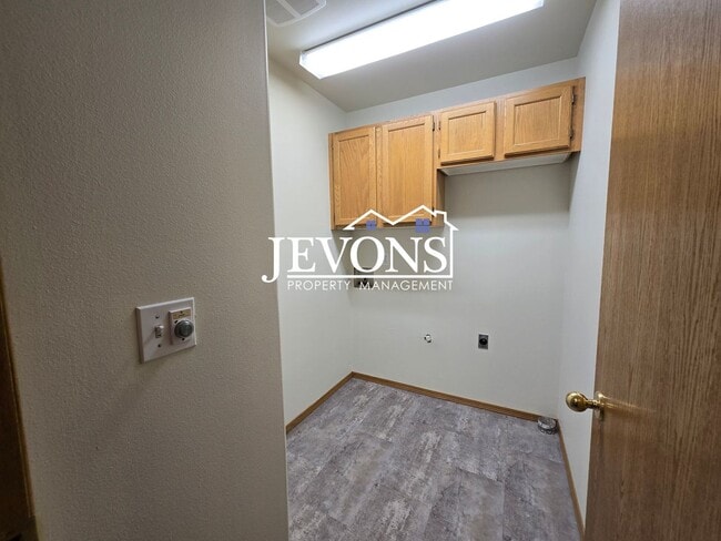Building Photo - Two-bedroom home with a fully equipped kit...