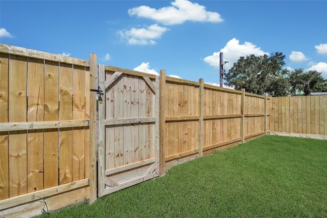 Building Photo - 7611 Athlone Dr