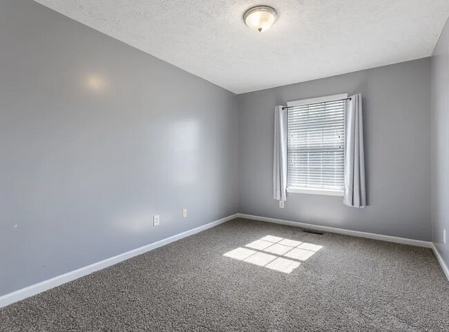 Building Photo - Renovated End-Unit Townhome with Spacious Primary Suite