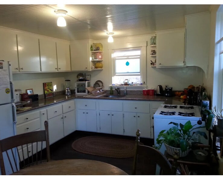 Kitchen - 5530 Beaudry St