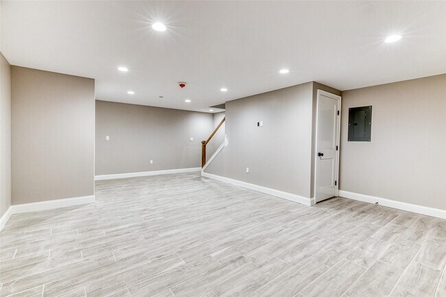 Building Photo - 79 Roslyn Rd