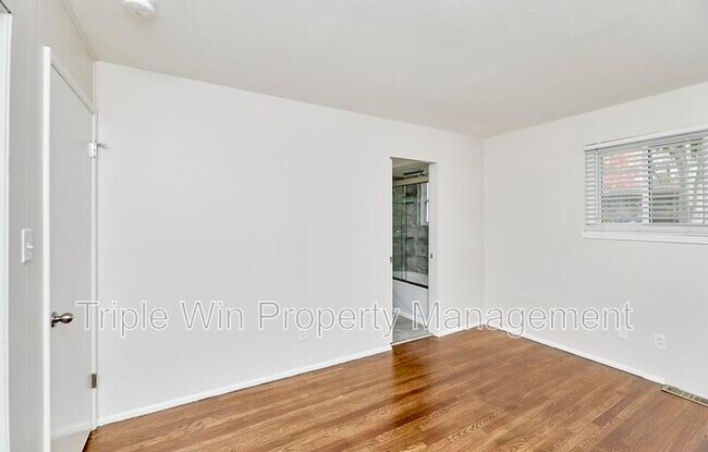 Building Photo - 803 Holiday Ave