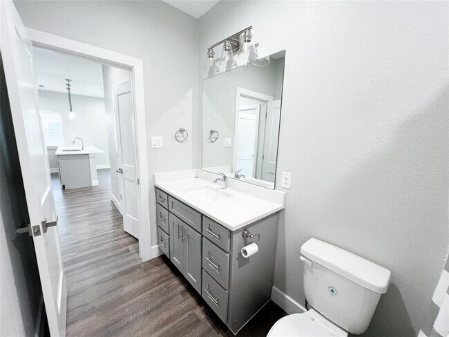 Building Photo - 144 W 5th St