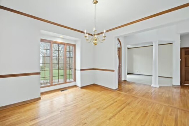 Building Photo - Silverton- Meticulous 4+ bedroom, 5ba, 2 car
