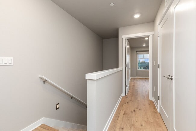 Building Photo - Modern 3 Bedroom Townhome with Designer Finishes in Lynnwood