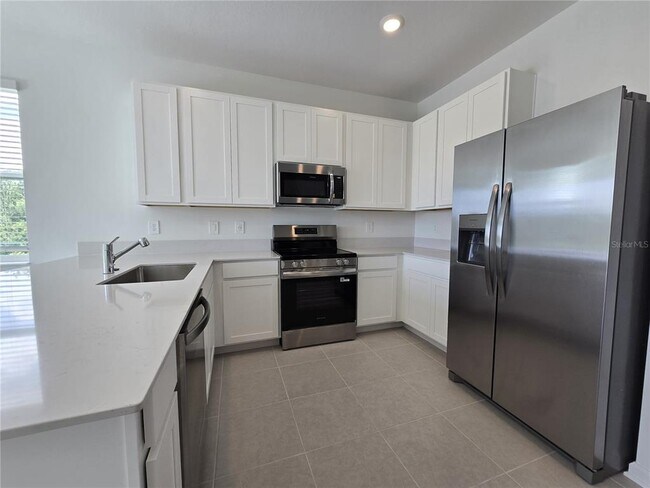 Building Photo - 3062 Chantilly Dr