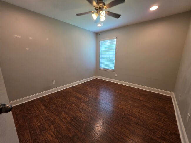 Building Photo - 395 Livingstone Ln