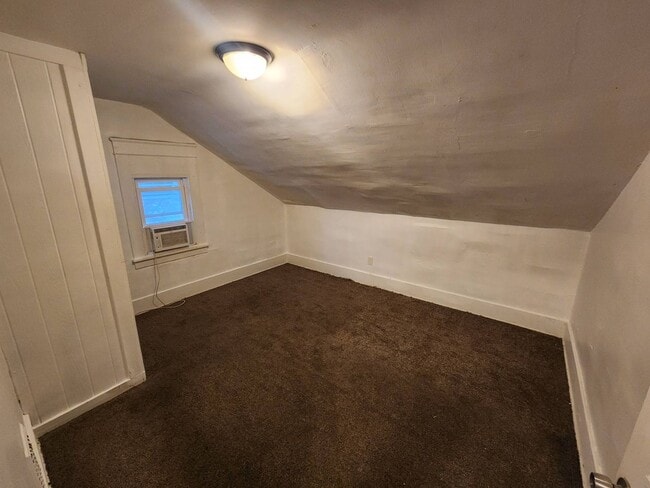 Building Photo - Charming 3-Bedroom Property in Prime Location