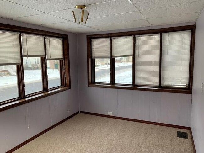 Building Photo - Gorgeous 4 bedroom 2 bath house with one s...