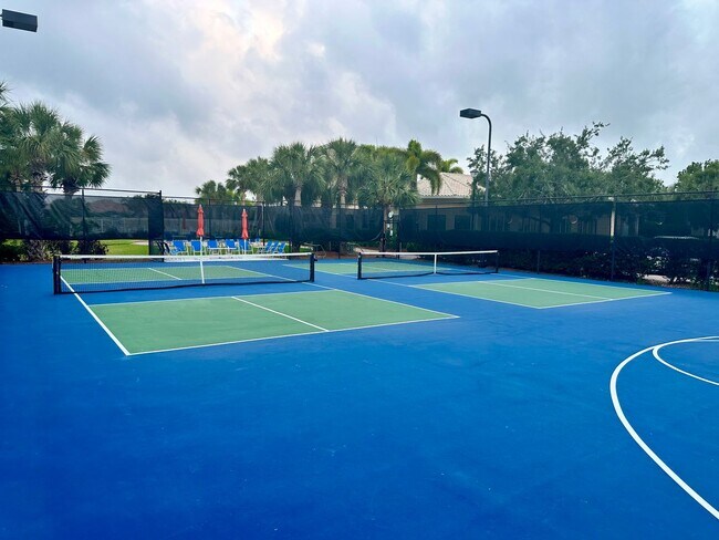 Building Photo - 4-bd,3-bth in The Isles-One Of Palmer Ranch’s Most Sought After Community