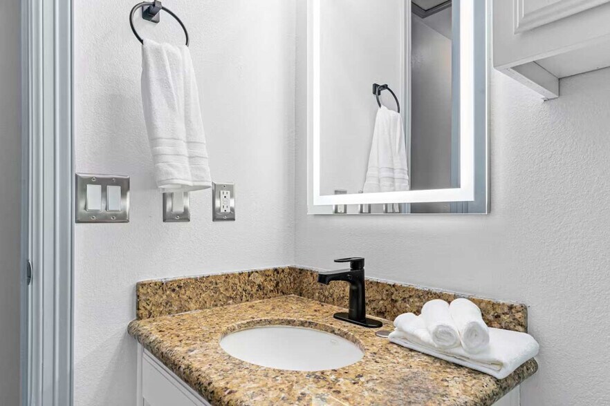 Building Photo - 117 E Campeche St