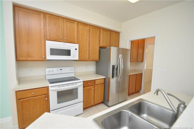 Building Photo - 416 Oak Pine Dr