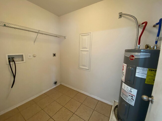 Building Photo - 8027 Ashwood Pointe