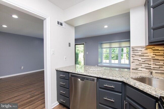 Building Photo - 322 Kings Croft Dr