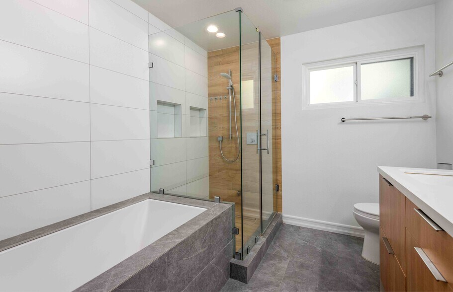 Building Photo - 5848 Canterbury Dr