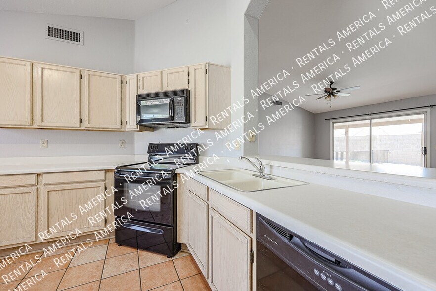 Building Photo - 5515 E Farmdale Ave