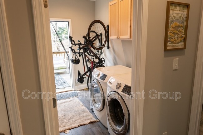 Building Photo - 933 E Churchwell Ave