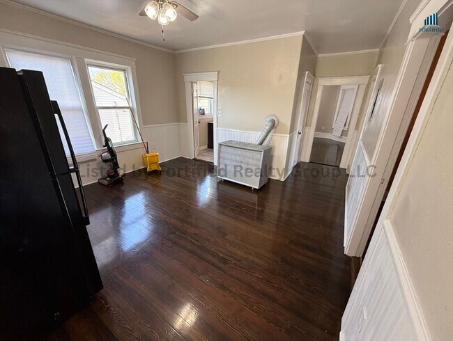 Building Photo - 170 King St