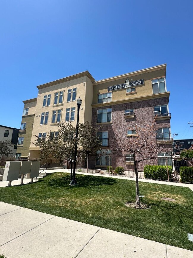 Building Photo - GORGEOUS Downtown Unit!!!