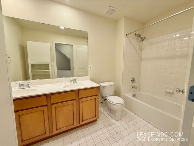 Building Photo - 1041 5th St SE