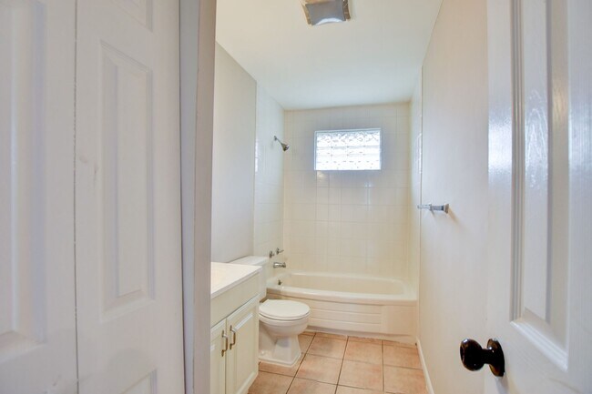 Building Photo - 511 Stafford St